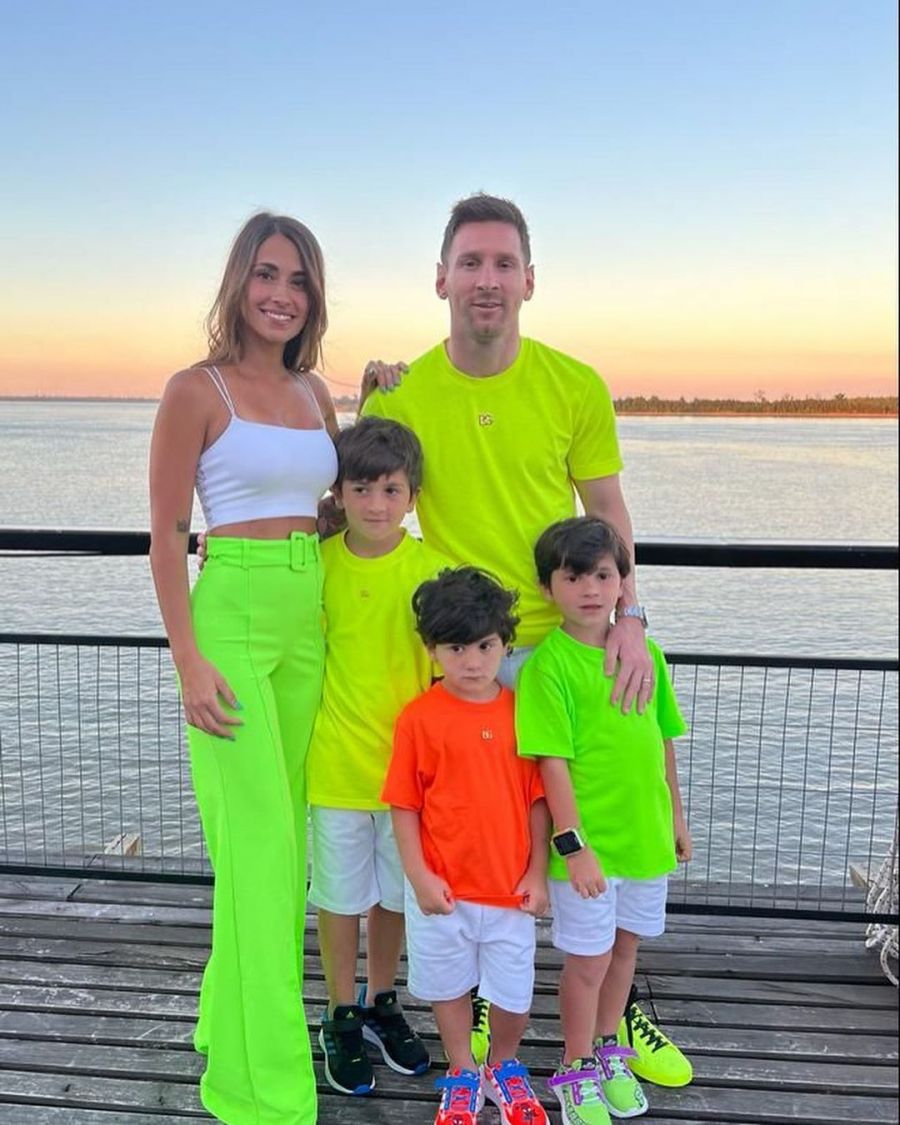 messi-antonela-roccuzzo-y-sus-hijos-llamaron-la-atencion-con-sus-looks-fosforecentes-1290939