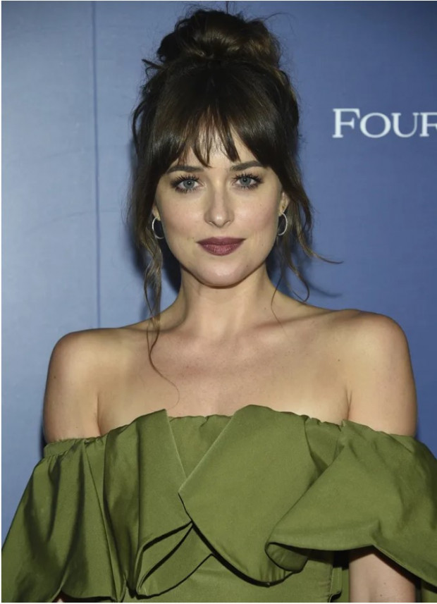 Este peinado, haciendo una especie de moño, es lo que la actriz está implementando / www.glamour.es