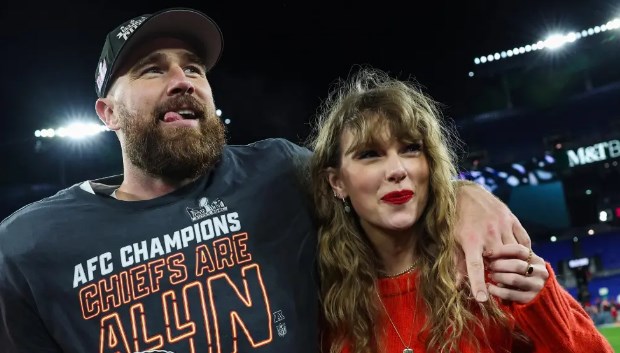 Travis Kelce quiso sorprender a Taylor Swift con los regalos por su cumpleaños, y terminó sorprendiendo a todos / www.20minutos.es