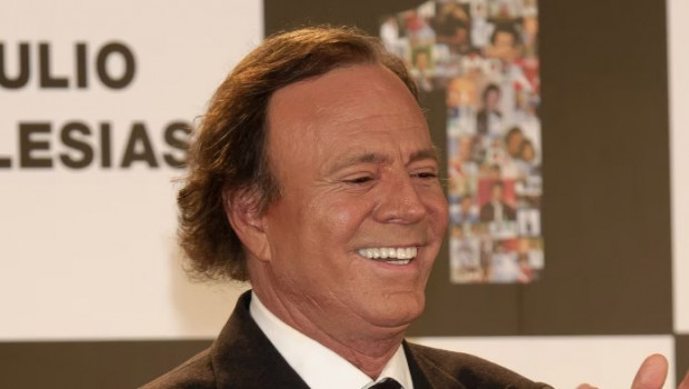 Julio Iglesias salió al cruce de versiones de que está frágil, en silla de ruedas y que no recuerda sus propias canciones / www.infobae.com