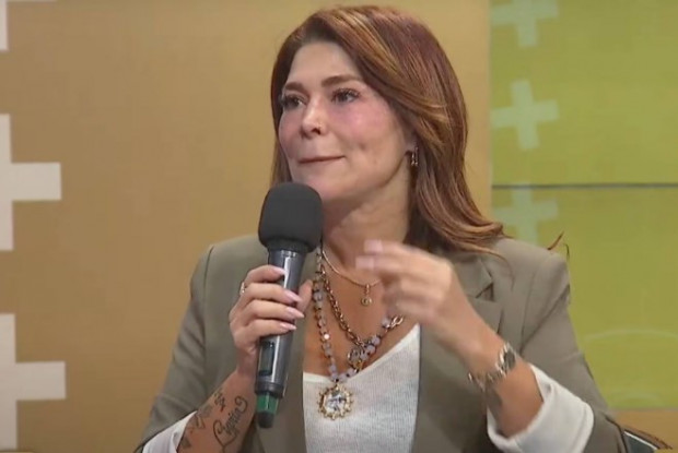 Luego se los quitó y mostró sus ojos hinchados, por lo que debíó explicar qué fue lo que le ocurrió / www.lacuarta.com