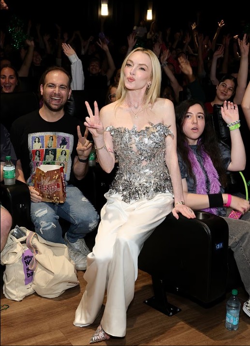 Lindsay Lohan apareció en proyección de su nueva cinta por sorpresa, y deslumbró a todos con su look / www.dailymail.co.uk