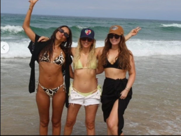 Jessica Alba (izquierda), muy relajada en la playa junto a sus amigas / www.dailymail.co.uk