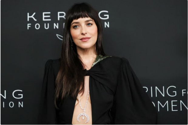 Dakota Johnson, muy criticada por su aspecto: disparó especulaciones de que sometió a cirugías estéticas / www.infobae.com