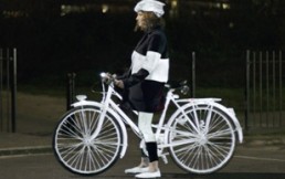 Revolucionario Spray permite que tu bicicleta sea visible de noche: Invento para ciclistas
