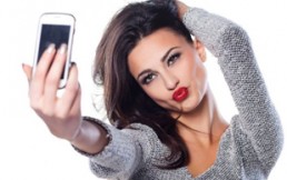 ¿Te gusta tomarte muchas selfies? Científico advierte que afición no es normal