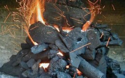 ¿Cómo prender el carbón de la parrilla? Técnicas infalibles para el asador