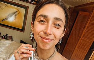 Influencer de yoga muestra cómo un aluvión afectó su casa en Santiago