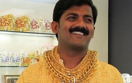 Asesinan a magnate indio que poseía la camisa de oro más cara del mundo