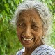 Fue madre a los 72 años y hoy que su hijo gatea enfrenta la ardua tarea de seguirle el ritmo