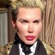 “Ken Humano” luce orgulloso sus abdominales y las redes sociales reaccionan