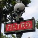 Mujer en Francia es multada en el Metro por caminar en sentido contrario