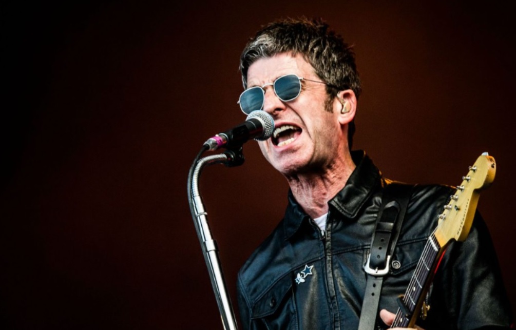 Una ex novia de Noel Gallagher también colaboró para una canción del álbum.