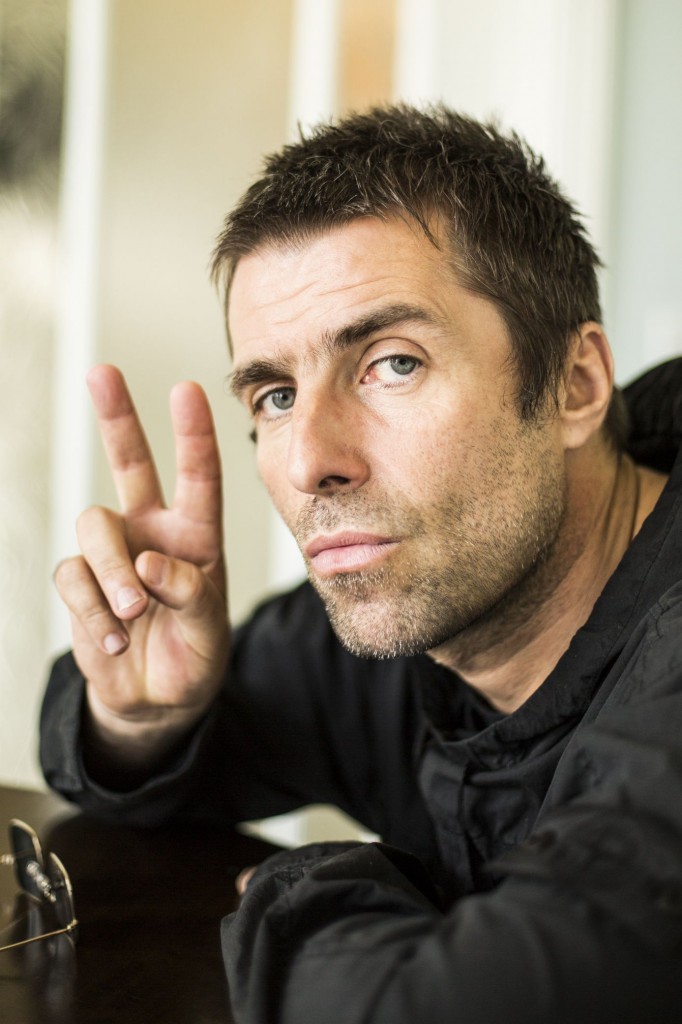 Liam Gallagher, el menor de los hermanos, apareció en la imagen acostado en el suelo.