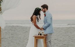 Mujer arruinó imagen símbolo de un matrimonio en la playa y hubo burlas en redes sociales