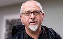 “And I’ll Scratch Yours” de Peter Gabriel: Grandes músicos versionan sus canciones favoritas