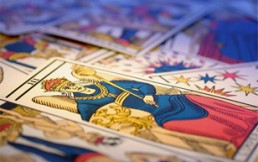 Tu Arcano del tarot según tu signo zodiacal: Descubre los consejos para cada caso