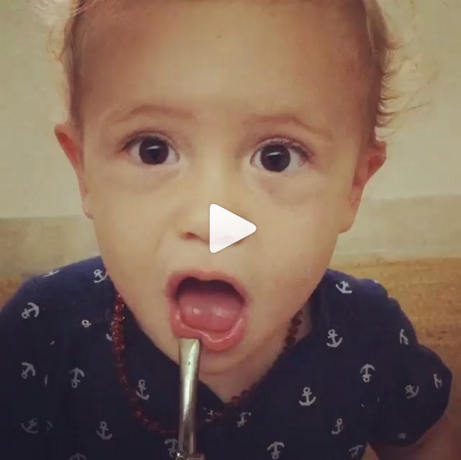 hijo-de-pampita-y-benjamin-vicuña-toma-mate