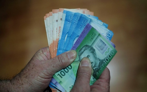 Billetes chilenos.