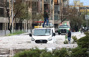 &iquest;Por qu&eacute; se inundan las calles de Santiago tras las lluvias intensas? Los factores que explican el problema