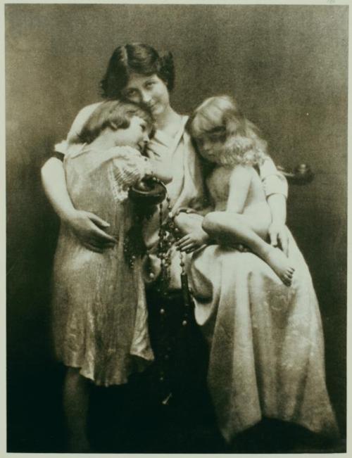 La bailarina y coreógrafa Isadora Duncan con sus hijos Deirde y Patrick, quienes fallecerían en 1913 en un accidente automovilístico en el río Sena.