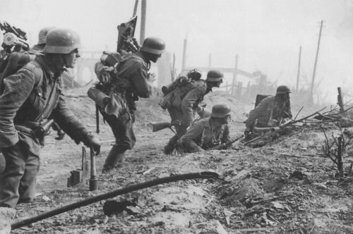 Landsers alemanes atacando una ciudad rusa durante las primeras fases de la Operación Barbarroja.