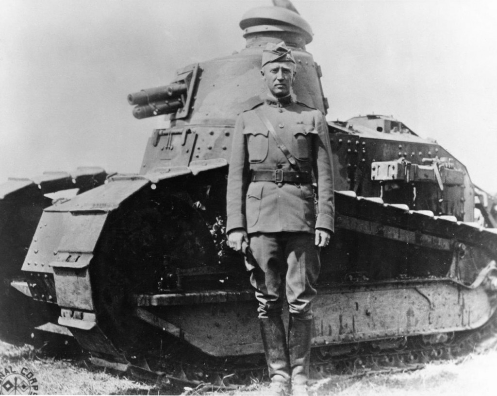 Francia, 1918. El teniente coronel George Patton posando junto a uno de los tanques aliados que estaban bajo su mando.