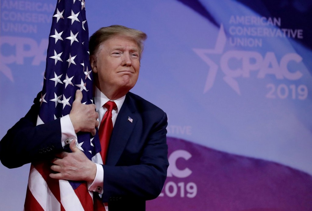 presidente-donald-trump-abrazando-una-bandera-pais-