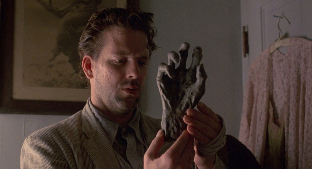 El detective Harry Angel, personaje interpretado por el actor Mickey Rourke en la película "Corazón Satánico" (1987), examina una Mano de Gloria.