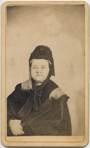 Mary Todd Lincoln, retratada por William H. Mumler, con el supuesto "fantasma" de su marido, el presidente de los Estados Unidos Abraham Lincoln.