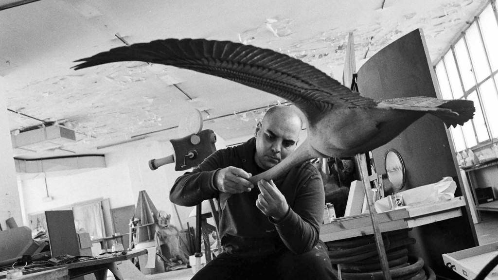 El artista plástico Oscar Berlanga trabajando en una de sus piezas.