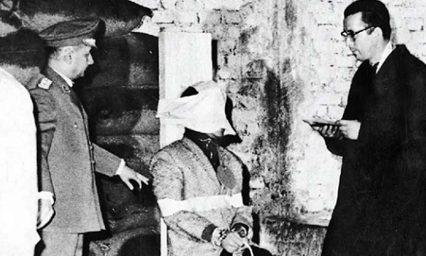 Jorge del Carmen Valenzuela Torres escucha las últimas palabras del sacerdote Eloy Parra, antes de ser fusilado el 30 de abril de 1963.