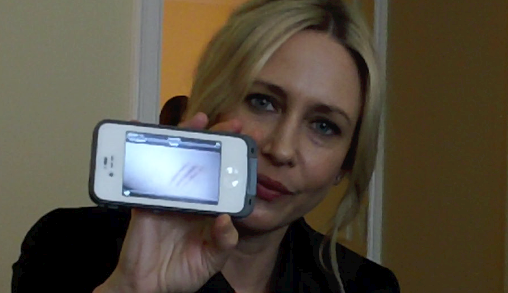 Vera Farmiga y la fotografía que tomó de la pantalla de su computadora, donde aparecen claramente la marca de tres garras.