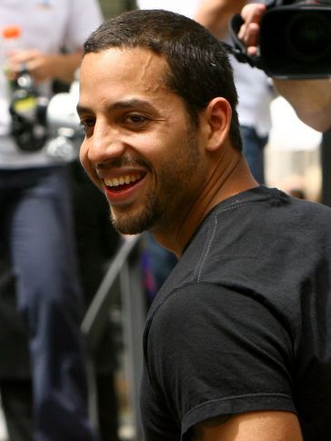 David Blaine, el “ilusionista callejero” tiene sangre boricua en las venas. Su padre es William Pérez, nacido en un barrio latino de Brooklyn.