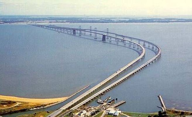 Puente Bay Bridge de Maryland: Con 7 kilómetros de largo, su extensión no es a lo que los conductores le tienen más miedo, pues es comúnmente azotado por tormentas. De hecho, hay veces en las que un auto se interna en el puente sin tener visión de lo que está pasando en la mitad de la estructura.