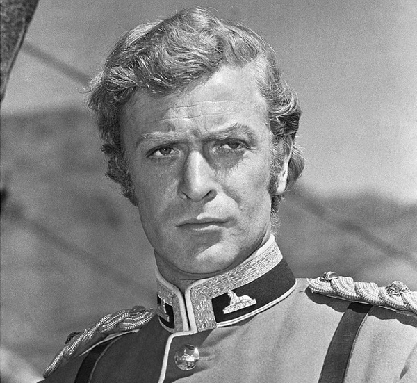 Michael Caine: Fue rifle de infantería en la Armada Británica durante la Guerra de Corea. “El ejército te brutaliza”, ha reconocido en algunas entrevistas.