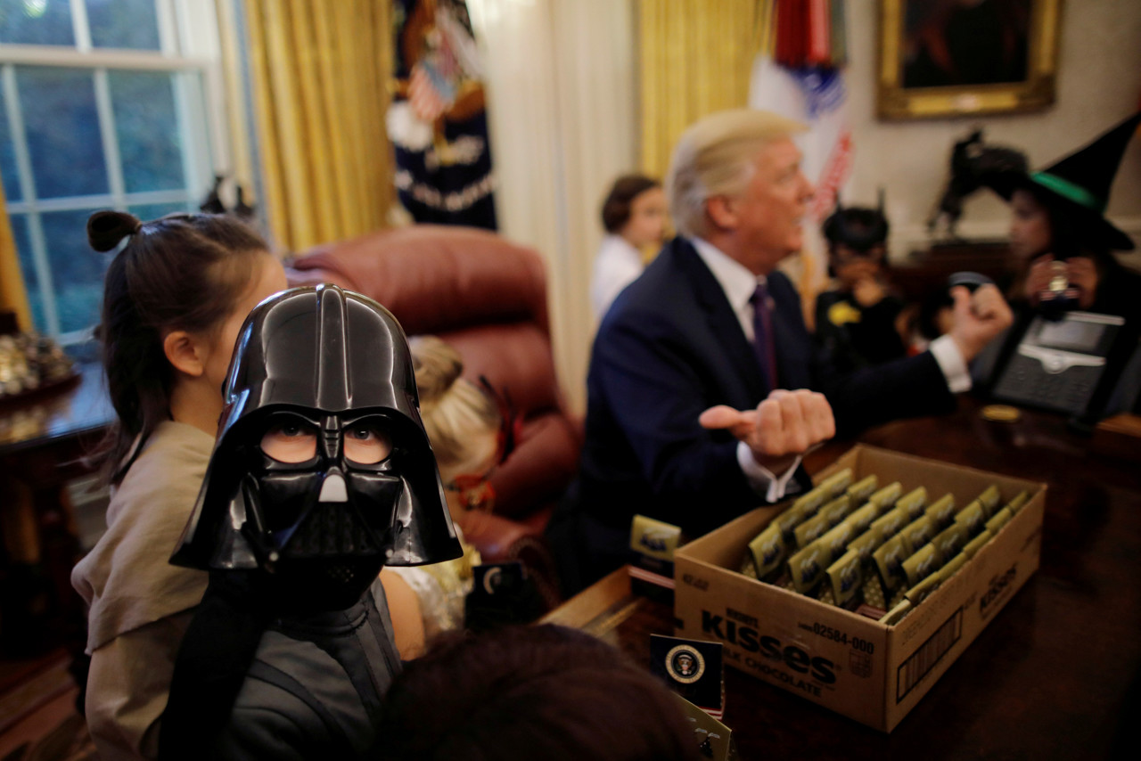 El presidente de EE.UU., Donald Trump, reparte golosinas de Halloween.