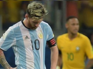Messi tuvo un discreto partido en la derrota ante Brasil.