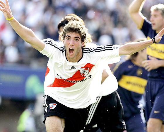 El "Pipita" Higuaín fue figura en el Superclásico del Apertura 2006.