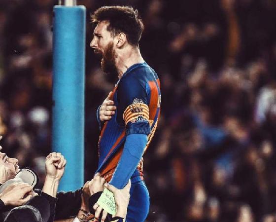 Messi celebra con el público.
