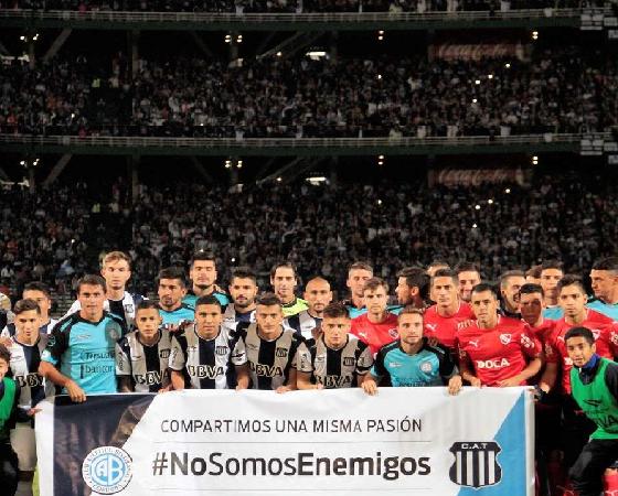 Jugadores de los tres equipos, unidos contra la violencia.