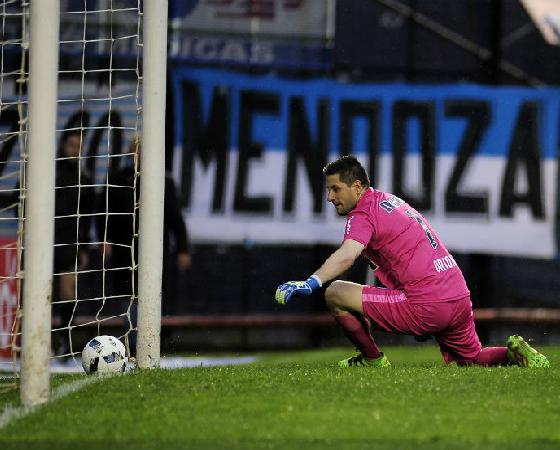 Grave falla defendiendo el arco de Racing.