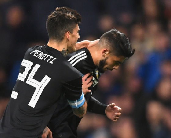Perotti abraza a Banega tras el primer gol argentino.