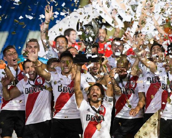 Ponzio levanta la Supercopa Argentina y todo River celebra.