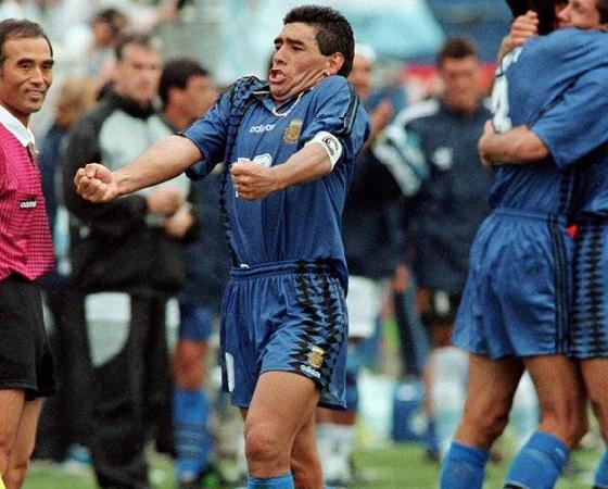 El inolvidable festejo de Maradona ante Grecia.
