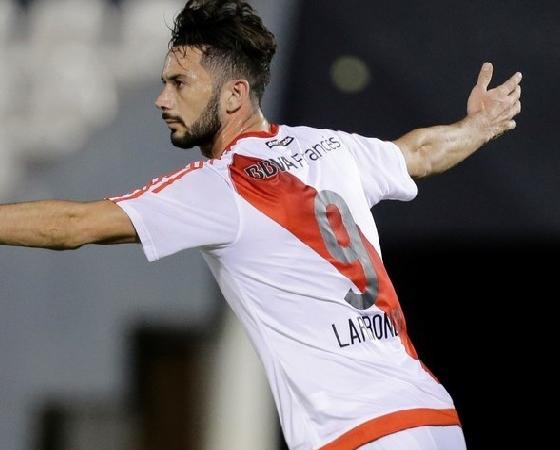 Larrondo, por ahora, sigue en River.