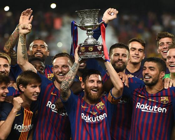 Messi, flamante capitán, levanta la Supercopa de España.