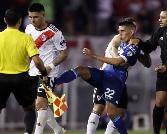 Centurión le tira una patada a Pérez.