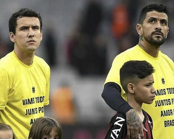 Luis González (derecha) posó con la remera en apoyo a Bolsonaro.