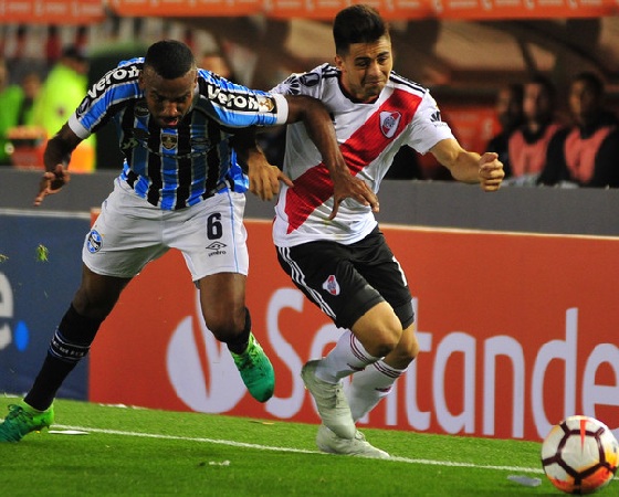 El "Pity" Martínez fue absorbido por la defensa de Gremio.